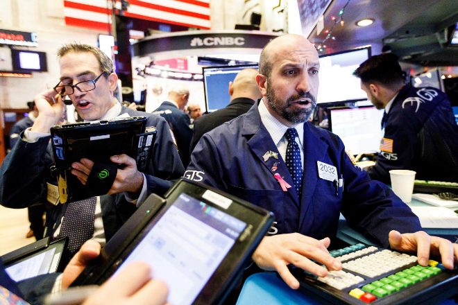 Temor a resurgimiento de COVID-19 y sombrío panorama económico frenan optimismo en Wall Street